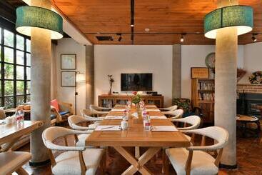 هتل Blossom Hill Inn · Shantang