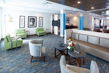 هتل Holiday Inn Express & Suites   North Battleford, An Ihg