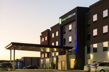 هتل Holiday Inn Express & Suites   North Battleford, An Ihg