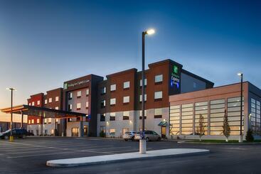 هتل Holiday Inn Express & Suites   North Battleford, An Ihg
