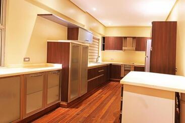 تختخواب و صبحانه The Oriental Luxury Suites Tagaytay