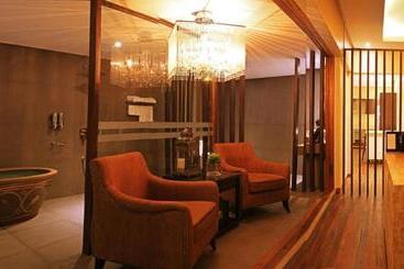 تختخواب و صبحانه The Oriental Luxury Suites Tagaytay