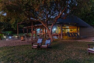 هتل Crocodile Bridge Safari Lodge