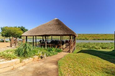 هتل Crocodile Bridge Safari Lodge