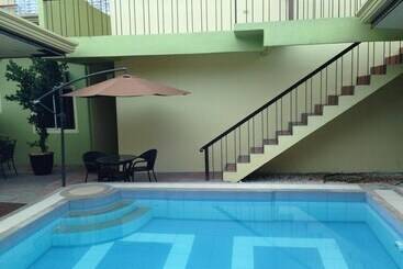 هتل Sun Moon Poolside
