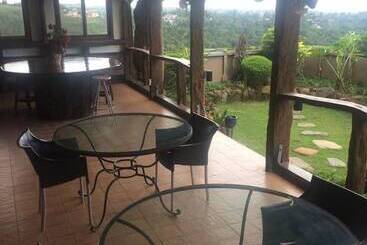 پانسیون F8 Inn   Formerly F8 Bed & Breakfast