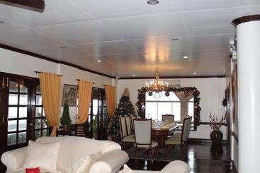 پانسیون F8 Inn   Formerly F8 Bed & Breakfast