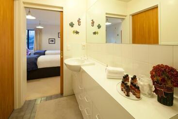 هتل Apartments At Spinnaker Bay