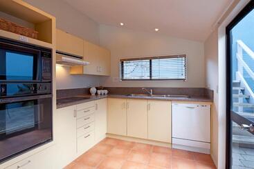 هتل Apartments At Spinnaker Bay