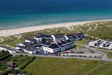 هتل Sola Strand