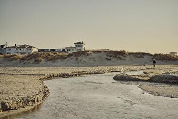 هتل Sola Strand