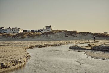 هتل Sola Strand