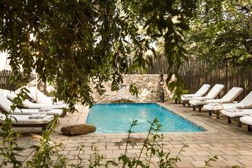 هتل Simbavati River Lodge