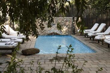 هتل Simbavati River Lodge