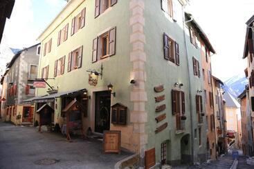 هتل Auberge De La Paix