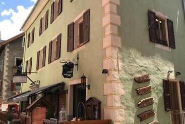 هتل Auberge De La Paix