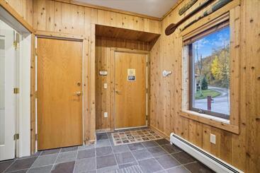 Gorgeous Views, Tastefully Decorated Ski On Ski Off 3 Bedroom Condo, With Sports Center Access Lodge
