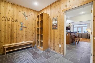 Gorgeous Views, Tastefully Decorated Ski On Ski Off 3 Bedroom Condo, With Sports Center Access Lodge