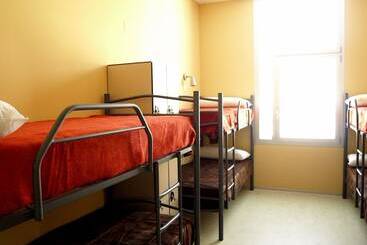 Albergue De Cabanillas   Hostel