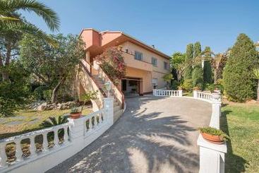 آپارتمانهای توریستها Villa Amparo