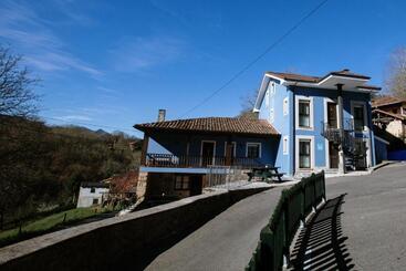 هتل La Casona De Cardes