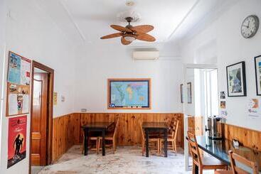 پانسیون Hostel Triana Backpackers