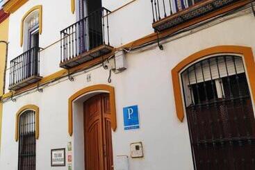 پانسیون Hostel Triana Backpackers