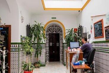 پانسیون Hostel Triana Backpackers