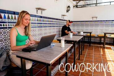 پانسیون Hostel Triana Backpackers