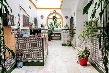 پانسیون Hostel Triana Backpackers