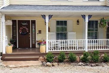 Bed and Breakfast Cottage By The Castle