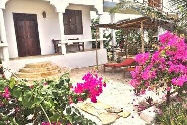 تختخواب و صبحانه Moonshine Villa