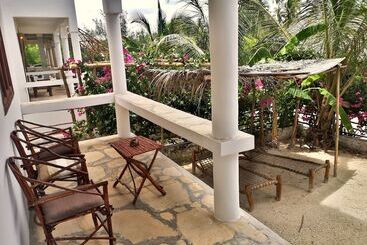 تختخواب و صبحانه Moonshine Villa