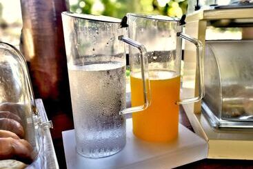 تختخواب و صبحانه Moonshine Villa