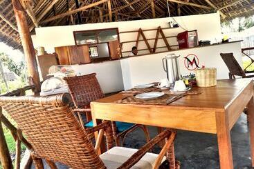 تختخواب و صبحانه Moonshine Villa