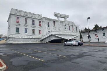 Colonial Motel
