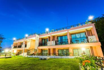 هتل Studio Apartments On A Hill
