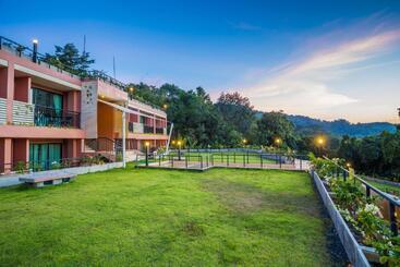 هتل Studio Apartments On A Hill