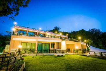 هتل Studio Apartments On A Hill