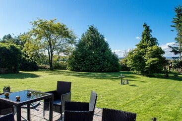 تختخواب و صبحانه The Grange Boutique Guest House