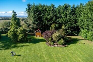 تختخواب و صبحانه The Grange Boutique Guest House