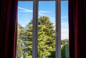 تختخواب و صبحانه The Grange Boutique Guest House