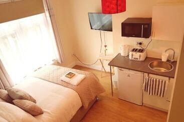تختخواب و صبحانه Kathleen House Plus