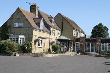 Pike & Eel Hotel And Marina