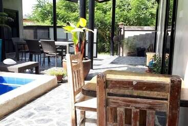 هتل The Beach House Bungalows
