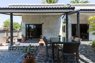 هتل The Beach House Bungalows