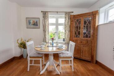 Avalon House B&b