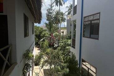 تختخواب و صبحانه Sky And Sand Zanzibar Beach Resort