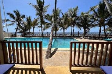 تختخواب و صبحانه Sky And Sand Zanzibar Beach Resort