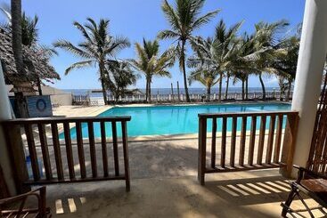 تختخواب و صبحانه Sky And Sand Zanzibar Beach Resort